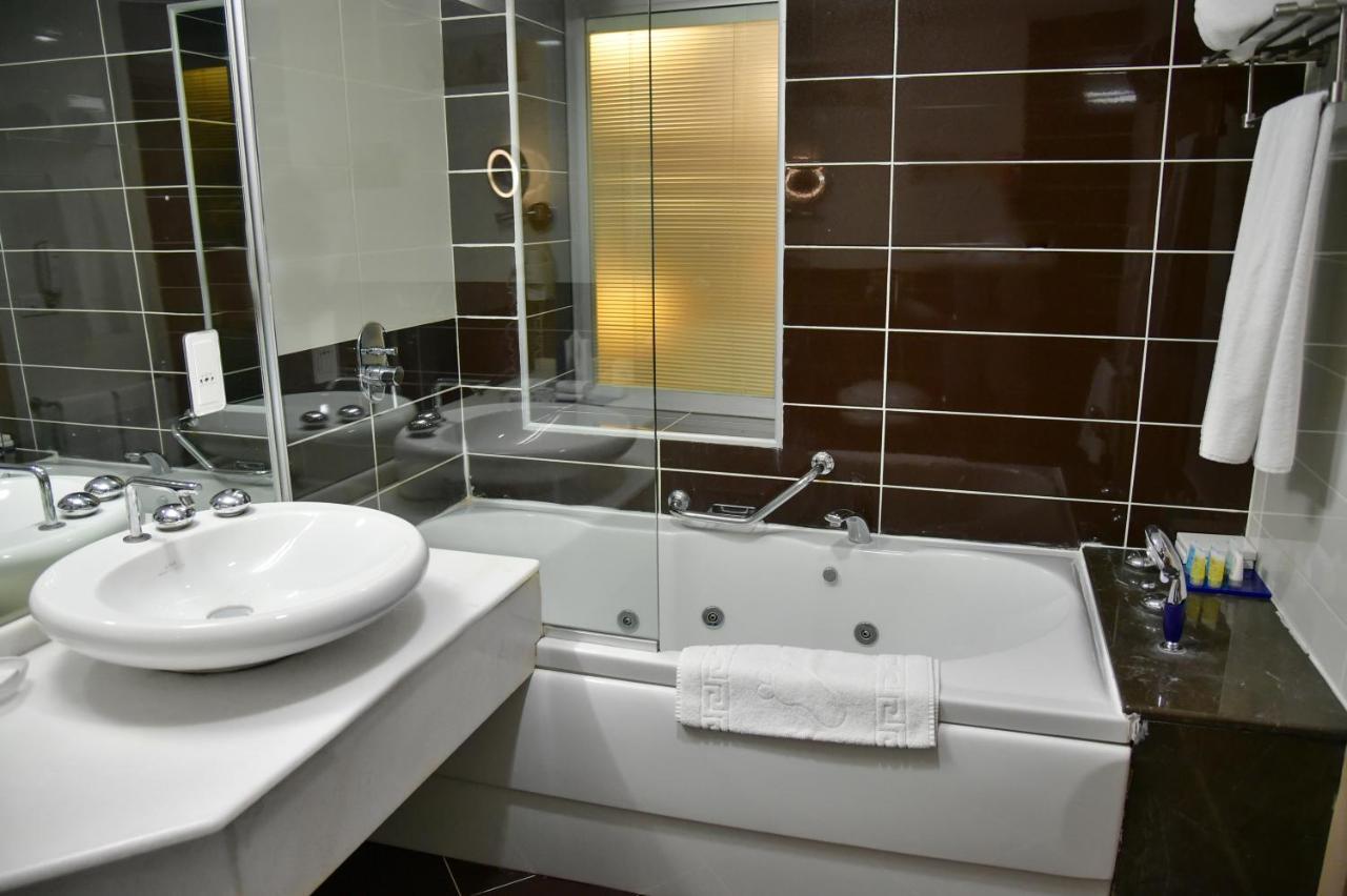 Titanic Hotel & Spa Sulaymaniyah Exterior photo Bathroom with shower door