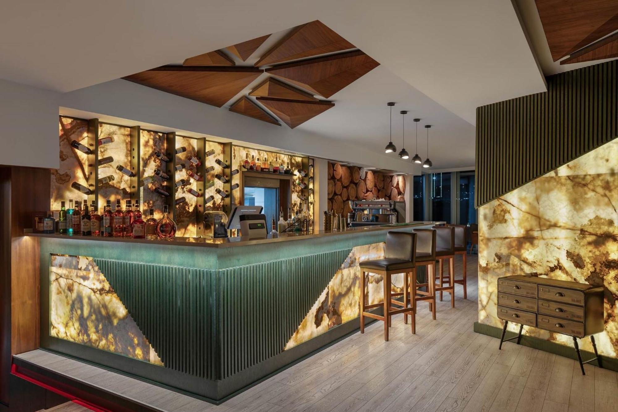 Titanic Hotel & Spa Sulaymaniyah Exterior photo The bar at the 101 bar