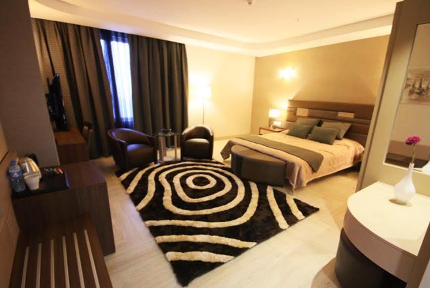 Titanic Hotel & Spa Sulaymaniyah Exterior photo A room at the hotel